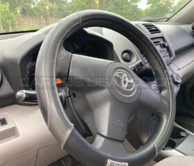 Excelente Toyota Raw4 2008