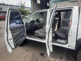 Excelente Nissan Frontier 2011