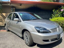 Muy Bueno Mitsubishi Lancer GLX 2011 lleno