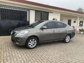 Excelente Nissan Versa 2013