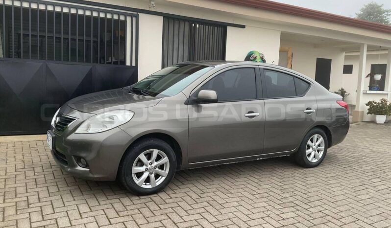 Excelente Nissan Versa 2013 lleno