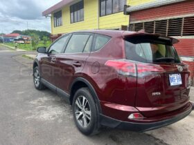 Excelente Toyota RAV4 2017