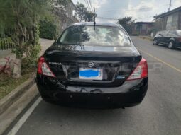 Muy Bueno Nissan Versa 2013 lleno