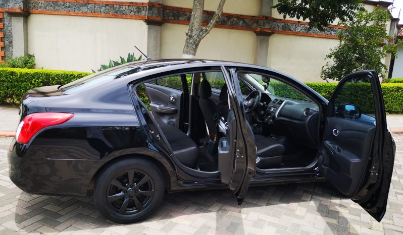 Excelente 2012 Nissan Versa lleno