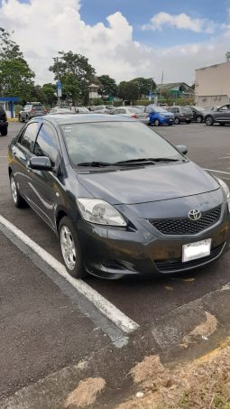 Excelente 2012 Toyota Yaris lleno