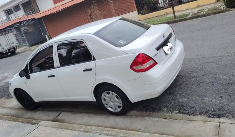 Excelente 2017 Nissan Tiida lleno