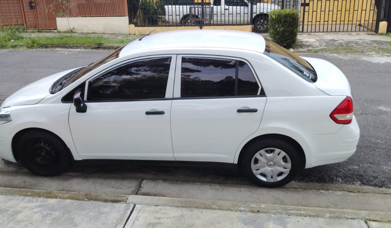 Excelente 2017 Nissan Tiida lleno