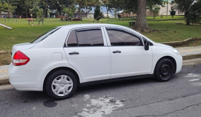 Excelente 2017 Nissan Tiida lleno