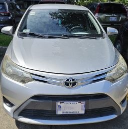 Excelente 2014 Toyota Yaris lleno