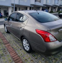 Excelente 2013 Nissan Versa lleno