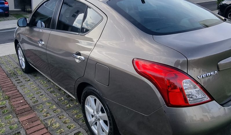 Excelente 2013 Nissan Versa lleno