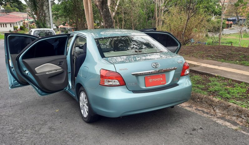 Excelente 2009 Toyota Yaris lleno