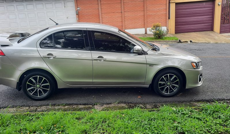 Excelente 2017 Mitsubishi Lancer lleno