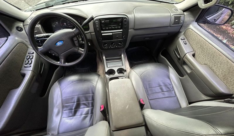 Excelente 2004 Ford Explorer lleno