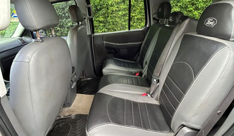 Excelente 2004 Ford Explorer lleno