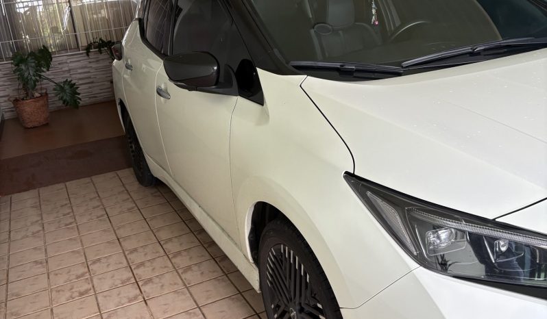 Excelente 2023 Nissan Leaf lleno