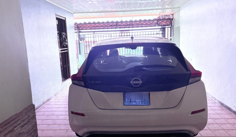 Excelente 2023 Nissan Leaf lleno