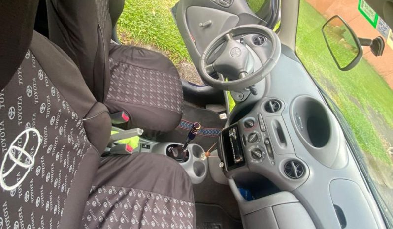 Excelente 2000 Toyota Yaris lleno