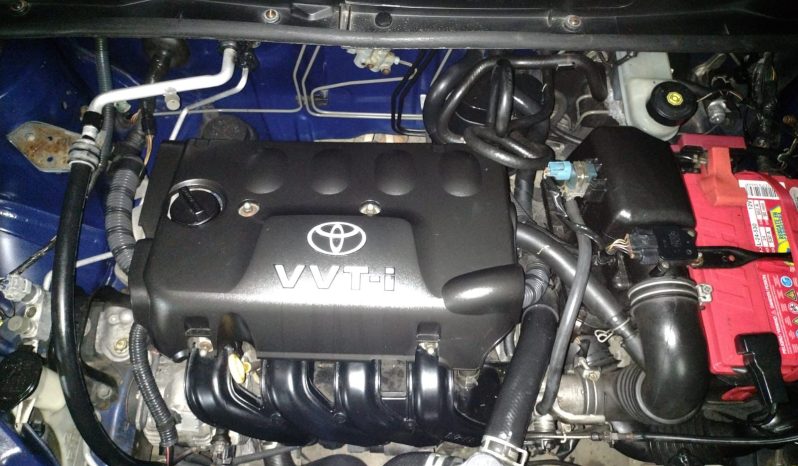 Excelente 2000 Toyota Yaris lleno