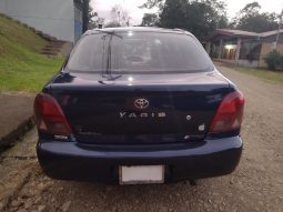 Excelente 2000 Toyota Yaris lleno
