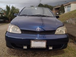 Excelente 2000 Toyota Yaris lleno
